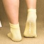 Une paire chaussettes de yoga non glissantes à cinq boutons pour femmes, une taille, une livraison de couleurs aléatoires, style: avec talon